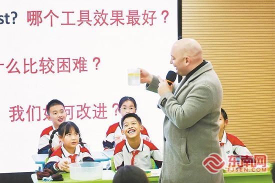 在泉州市晋光小学,外方教师与该校教师默契配合,以“清洁海洋”为主题,带领五、六年级学生开展沉浸式实践活动。 在泉州市晋光小学,外方教师与该校教师默契配合,以“清洁海洋”为主题,带领五、六年级学生开展沉浸式实践活动。