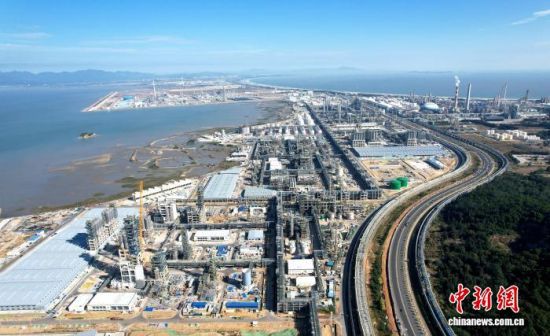 11月21日,航拍位于古雷石化园区的中沙古雷乙烯项目。 詹照宇 摄 11月21日,航拍位于古雷石化园区的中沙古雷乙烯项目。 詹照宇 摄