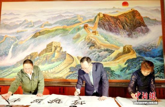 图为吴家莹(中)在书写“势”字。中新网记者 李思源 摄 图为吴家莹(中)在书写“势”字。中新网记者 李思源 摄