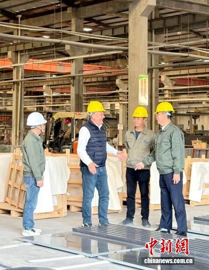 图为吴家莹(右一)在生产车间指导生产。中新网记者 李思源 摄 图为吴家莹(右一)在生产车间指导生产。中新网记者 李思源 摄