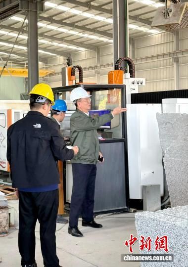 图为吴家莹(右一)在车间了解智能化生产线情况。吴冠标 摄 图为吴家莹(右一)在车间了解智能化生产线情况。吴冠标 摄