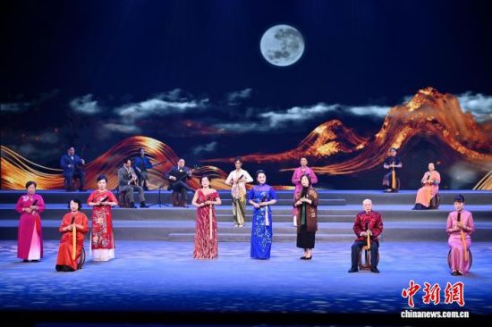 12ÔÂ10ÈÕÍí£¬ÈªÖݹú¼ÊÄÏÒô´ó»á³ªÔÚ¸£½¨ÈªÖÝÕýʽÆô¶¯¡£Í¼Îª¡¶ÄÏÒôн´« Ëĺ£ÏҸ衷ÄÏÒôר³¡Íí»á¡£ÖÐÐÂÍø¼ÇÕß Íõ¶«Ã÷ Éã 12ÔÂ10ÈÕÍí£¬ÈªÖݹú¼ÊÄÏÒô´ó»á³ªÔÚ¸£½¨ÈªÖÝÕýʽÆô¶¯¡£Í¼Îª¡¶ÄÏÒôн´« Ëĺ£ÏҸ衷ÄÏÒôר³¡Íí»á¡£ÖÐÐÂÍø¼ÇÕß Íõ¶«Ã÷ Éã