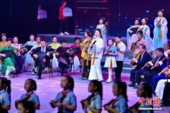 12ÔÂ10ÈÕÍí£¬º£ÄÚÍâÏÒÓÑÔÚ¸£½¨ÈªÖÝ̨ͬÑÝÒïÄÏÒôÃûÆ×¡¶Ã·»¨²Ù¡·¡£ÖÐÐÂÍø¼ÇÕß Íõ¶«Ã÷ Éã 12ÔÂ10ÈÕÍí£¬º£ÄÚÍâÏÒÓÑÔÚ¸£½¨ÈªÖÝ̨ͬÑÝÒïÄÏÒôÃûÆ×¡¶Ã·»¨²Ù¡·¡£ÖÐÐÂÍø¼ÇÕß Íõ¶«Ã÷ Éã