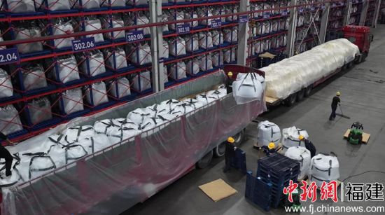 工人将生产好的锂电池石墨负极材料进行装车 工人将生产好的锂电池石墨负极材料进行装车