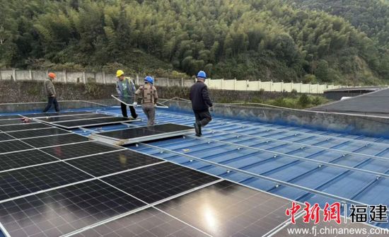 ¹¤ÈËÕýÔÚ½øÐÐÆÌÉèÎݶ¥¹â·ü ¹¤ÈËÕýÔÚ½øÐÐÆÌÉèÎݶ¥¹â·ü