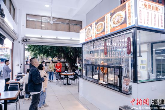 在采风活动中,记者们也探访了“鹅作社”餐饮店。李南轩 摄 在采风活动中,记者们也探访了“鹅作社”餐饮店。李南轩 摄