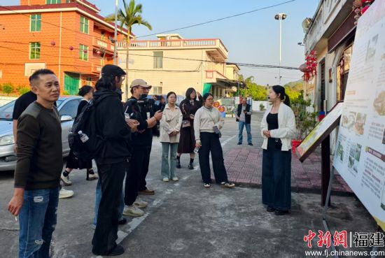 在诏安县建设乡建华社区,工作人员向采风团一行介绍社区的历史与文化特色。诏安县文旅局 供图 在诏安县建设乡建华社区,工作人员向采风团一行介绍社区的历史与文化特色。诏安县文旅局 供图