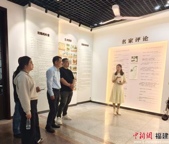 在沈锡纯沈冰山纪念馆,采风团成员聆听讲解员讲述诏安画派百年传承脉络。诏安县文旅局 供图 (1) 在沈锡纯沈冰山纪念馆,采风团成员聆听讲解员讲述诏安画派百年传承脉络。诏安县文旅局 供图 (1)