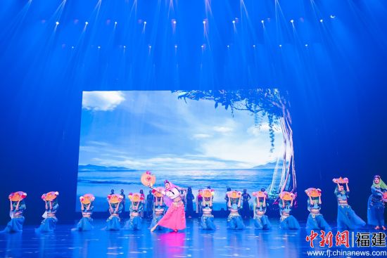 ¡¡¡¡»Ý°²Å®·þÊÎ×ßÐãÓëÏÖ´úÎ赸ÇÉÃîÈںϵıíÑÝ¡£ ¡¡¡¡»Ý°²Å®·þÊÎ×ßÐãÓëÏÖ´úÎ赸ÇÉÃîÈںϵıíÑÝ¡£