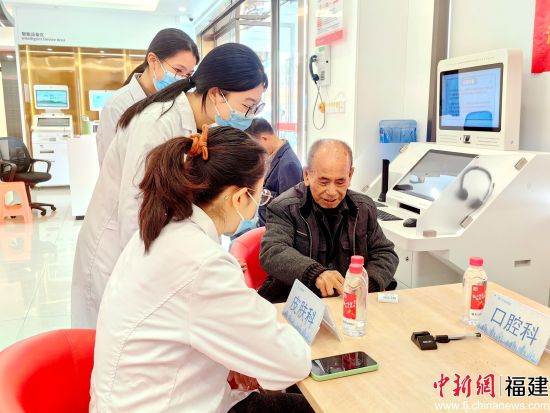 图为便为服务现场。厦门农商银行潘涂支行 供图 图为便为服务现场。厦门农商银行潘涂支行 供图