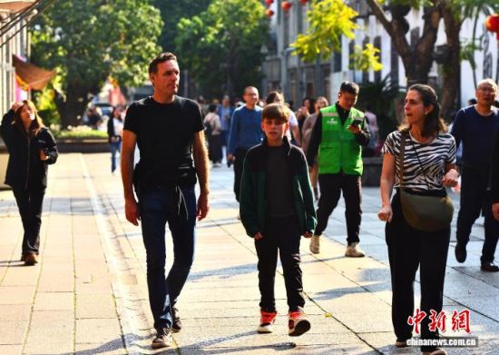 12月11日,福建福州最高温度达到25℃,一些游客穿着夏装在福州三坊七巷参观游玩。中新社记者 张斌 摄 12月11日,福建福州最高温度达到25℃,一些游客穿着夏装在福州三坊七巷参观游玩。中新社记者 张斌 摄