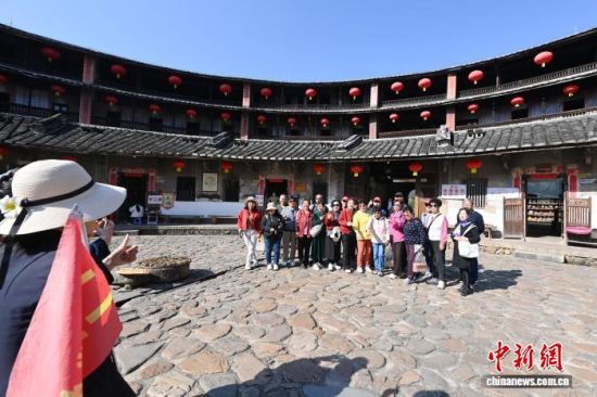 图为游客在二宜楼内拍照打卡留念。中新社记者 张金川 摄 图为游客在二宜楼内拍照打卡留念。中新社记者 张金川 摄