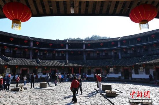 图为游客在二宜楼内参观,体验土楼文化。中新社记者 张金川 摄 图为游客在二宜楼内参观,体验土楼文化。中新社记者 张金川 摄