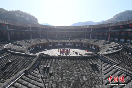 图为游客在二宜楼内参观,体验土楼文化。中新社记者 张金川 摄 图为游客在二宜楼内参观,体验土楼文化。中新社记者 张金川 摄