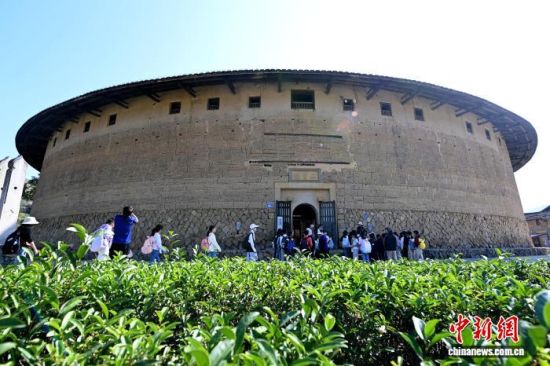 12月11日,位于福建省漳州市华安县仙都镇大地村的大地土楼群吸引不少游客前来参观。中新社记者 张金川 摄 12月11日,位于福建省漳州市华安县仙都镇大地村的大地土楼群吸引不少游客前来参观。中新社记者 张金川 摄
