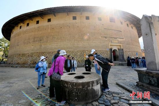 图为游客参观华安大地土楼群,体验土楼文化。中新社记者 张金川 摄 图为游客参观华安大地土楼群,体验土楼文化。中新社记者 张金川 摄