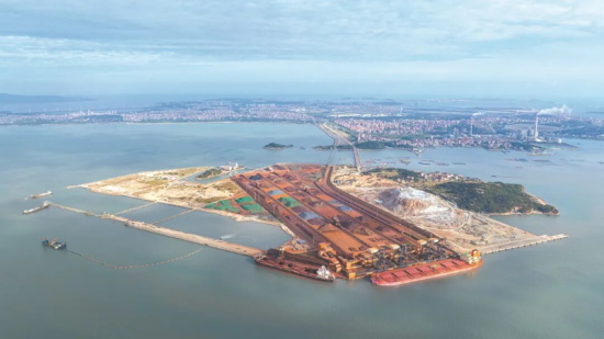 40万吨级矿砂船“北京海洋”轮靠泊东吴港区罗屿作业区9号泊位 湄洲日报记者 陈斌 摄 40万吨级矿砂船“北京海洋”轮靠泊东吴港区罗屿作业区9号泊位 湄洲日报记者 陈斌 摄