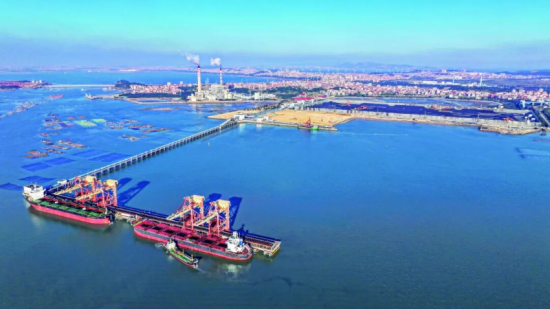 国投湄洲湾煤炭码头。福建日报记者 陈汉儿 摄 国投湄洲湾煤炭码头。福建日报记者 陈汉儿 摄