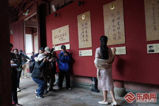 ÆìÅÛлáÈËÔ±ÈÚÈë¹Å½¨ÖþÖУ¬²É·çÍŶ¨¸ñÕâÒ»»Ãæ¡£¶«ÄÏÍø¼ÇÕß ÅËÔÂÈÝ Éã ÆìÅÛлáÈËÔ±ÈÚÈë¹Å½¨ÖþÖУ¬²É·çÍŶ¨¸ñÕâÒ»»Ãæ¡£¶«ÄÏÍø¼ÇÕß ÅËÔÂÈÝ Éã