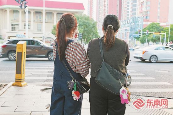 不少年轻人将小玩偶、徽章或配饰挂在包包上。 不少年轻人将小玩偶、徽章或配饰挂在包包上。