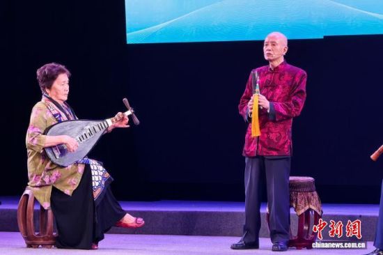 12月11日,年逾九旬的金门弦友陈荣泰(右)在福建泉州南音艺苑与师傅吴淑珍同台演出。中新网记者 孙虹 摄 12月11日,年逾九旬的金门弦友陈荣泰(右)在福建泉州南音艺苑与师傅吴淑珍同台演出。中新网记者 孙虹 摄