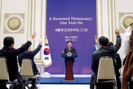 12月3日,在韩国首尔青瓦台迎宾馆,李在明表示,韩国政府将把12月3日定为国民主权日,以纪念国民在2024年12月3日帮助阻止紧急戒严令的勇气与行动。图/新华 12月3日,在韩国首尔青瓦台迎宾馆,李在明表示,韩国政府将把12月3日定为国民主权日,以纪念国民在2024年12月3日帮助阻止紧急戒严令的勇气与行动。图/新华