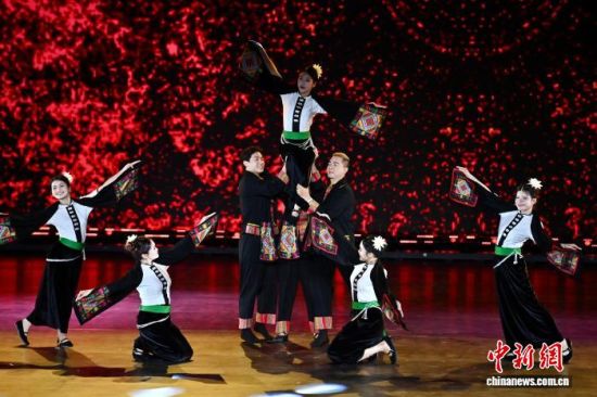 12月11日晚,2025年海上丝绸之路国际文化旅游节在福建泉州开幕。图为越南丽玉剧团在海丝泉州非遗时尚秀上的演出。中新社记者 王东明 摄 12月11日晚,2025年海上丝绸之路国际文化旅游节在福建泉州开幕。图为越南丽玉剧团在海丝泉州非遗时尚秀上的演出。中新社记者 王东明 摄
