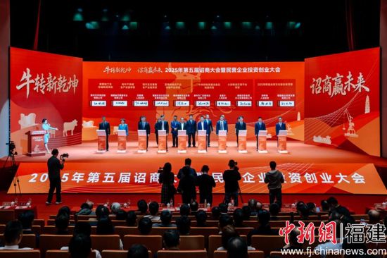 图为产业项目集中签约仪式。李南轩 摄 图为产业项目集中签约仪式。李南轩 摄