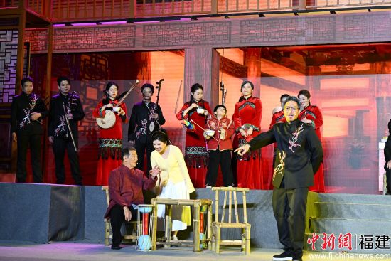 12日晚,茶亭十番音乐沉浸式民俗情景音诗剧《又见十番》在福州正式首演。叶诚 摄 12日晚,茶亭十番音乐沉浸式民俗情景音诗剧《又见十番》在福州正式首演。叶诚 摄