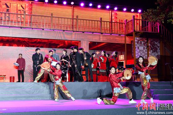 12日晚,茶亭十番音乐沉浸式民俗情景音诗剧《又见十番》在福州正式首演。叶诚 摄 12日晚,茶亭十番音乐沉浸式民俗情景音诗剧《又见十番》在福州正式首演。叶诚 摄