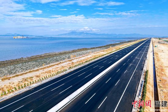 ¡¡¡¡½üÈÕ£¬¹ÅÀ׿ª·¢ÇøÎ÷²àÊè¸Û´óµÀÒ»ÆÚ¹¤³Ì½Óò¶ÎÉè¼ÆÊ©¹¤×ܳаüÏîÄ¿Ö÷ÏßÁ¤ÇàÂ·ÃæÆÌÖþ¹¤×÷Ô²ÂúÍê³É¡£Êè¸Û´óµÀÏîÄ¿³Ð½¨·½ ¹©Í¼ ¡¡¡¡½üÈÕ£¬¹ÅÀ׿ª·¢ÇøÎ÷²àÊè¸Û´óµÀÒ»ÆÚ¹¤³Ì½Óò¶ÎÉè¼ÆÊ©¹¤×ܳаüÏîÄ¿Ö÷ÏßÁ¤ÇàÂ·ÃæÆÌÖþ¹¤×÷Ô²ÂúÍê³É¡£Êè¸Û´óµÀÏîÄ¿³Ð½¨·½ ¹©Í¼