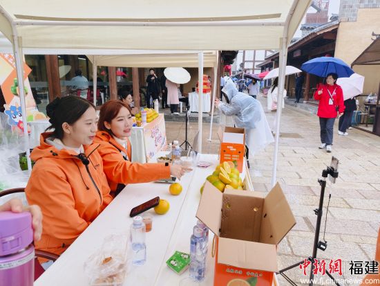 电商直播间现场进行网络直播。中新网记者 张丽君 摄 电商直播间现场进行网络直播。中新网记者 张丽君 摄