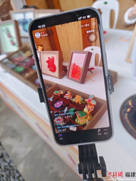 电商主播正在进行直播。中新网记者 张丽君 摄 电商主播正在进行直播。中新网记者 张丽君 摄