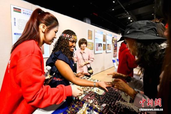 12月12日,“非遗无界·丝路同辉”海上丝绸之路非物质文化遗产展在福建泉州举办。图为肯尼亚民间手工艺人(左二)向市民游客介绍“海洋之魂系列”展品。中新社记者 王东明 摄 12月12日,“非遗无界·丝路同辉”海上丝绸之路非物质文化遗产展在福建泉州举办。图为肯尼亚民间手工艺人(左二)向市民游客介绍“海洋之魂系列”展品。中新社记者 王东明 摄