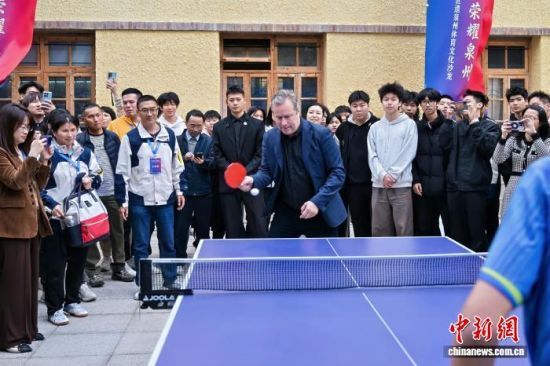 12月12日,瑞典乒坛传奇瓦尔德内尔在福建泉州与球迷互动。泉州市体育局供图 12月12日,瑞典乒坛传奇瓦尔德内尔在福建泉州与球迷互动。泉州市体育局供图