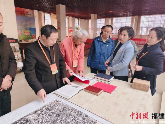 专家学者在邵武博物馆查看相关资料。张丽君 摄 专家学者在邵武博物馆查看相关资料。张丽君 摄