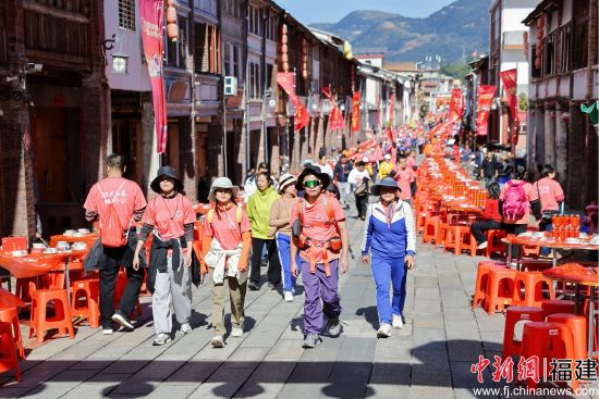 ¡¡¡¡Ñ¡ÊÖÐÐ×ßÔÚÓÀ´ºÎåÀï¹Å½Ö¡£Ö÷°ì·½¹©Í¼ ¡¡¡¡Ñ¡ÊÖÐÐ×ßÔÚÓÀ´ºÎåÀï¹Å½Ö¡£Ö÷°ì·½¹©Í¼