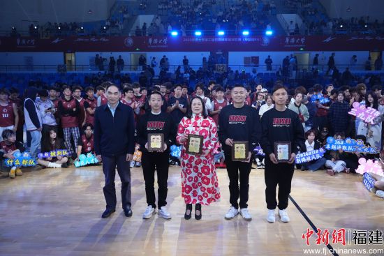 12月12日晚,华侨大学第三届校园楼栋篮球联赛(“楼BA”)开幕。图为授牌仪式。 12月12日晚,华侨大学第三届校园楼栋篮球联赛(“楼BA”)开幕。图为授牌仪式。