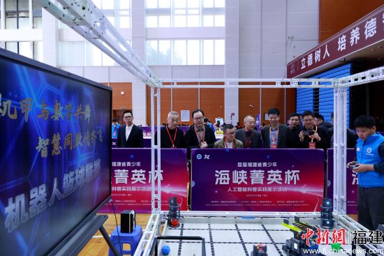 图为与会嘉宾观摩赛事。 图为与会嘉宾观摩赛事。