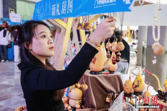 12月12日,福建泉州举办“刺桐海海·最中国·文博市集”,集中呈现超1000种文博、非遗文创产品。泉州市文化广电和旅游局供图 12月12日,福建泉州举办“刺桐海海·最中国·文博市集”,集中呈现超1000种文博、非遗文创产品。泉州市文化广电和旅游局供图
