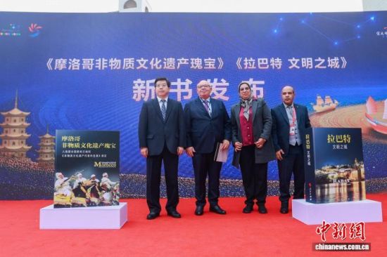 12月12日,“丝路对话 世遗创享”遗产活化利用交流活动在世界遗产城市福建泉州举办。图为新书发布仪式。泉州市文化广电和旅游局供图 12月12日,“丝路对话 世遗创享”遗产活化利用交流活动在世界遗产城市福建泉州举办。图为新书发布仪式。泉州市文化广电和旅游局供图