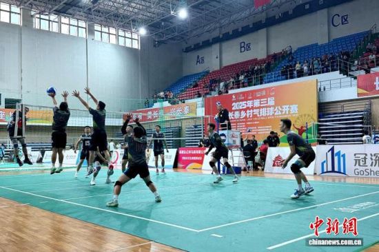 12月13日,2025年第三届中国·长泰乡村气排球公开赛在福建省漳州市长泰区举行。长泰区融媒体中心供图 12月13日,2025年第三届中国·长泰乡村气排球公开赛在福建省漳州市长泰区举行。长泰区融媒体中心供图