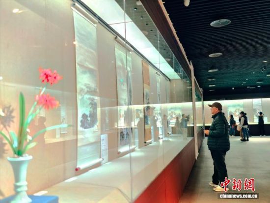 图为观众在观展。中新网记者 李思源 摄 图为观众在观展。中新网记者 李思源 摄