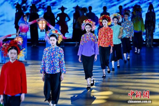 Í¼ÎªÄ£ÌØÏÖ³¡×ßÐ㣬¸ø¹ÛÖÚ´øÀ´Ò»³¡ÊÓ¾õÊ¢Ñç¡£ÖÐÐÂÉç¼ÇÕß Íõ¶«Ã÷ Éã Í¼ÎªÄ£ÌØÏÖ³¡×ßÐ㣬¸ø¹ÛÖÚ´øÀ´Ò»³¡ÊÓ¾õÊ¢Ñç¡£ÖÐÐÂÉç¼ÇÕß Íõ¶«Ã÷ Éã