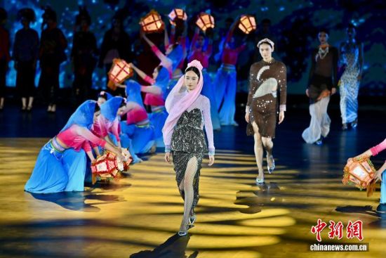 Í¼ÎªÄ£ÌØÏÖ³¡×ßÐ㣬¸ø¹ÛÖÚ´øÀ´Ò»³¡ÊÓ¾õÊ¢Ñç¡£ÖÐÐÂÉç¼ÇÕß Íõ¶«Ã÷ Éã Í¼ÎªÄ£ÌØÏÖ³¡×ßÐ㣬¸ø¹ÛÖÚ´øÀ´Ò»³¡ÊÓ¾õÊ¢Ñç¡£ÖÐÐÂÉç¼ÇÕß Íõ¶«Ã÷ Éã