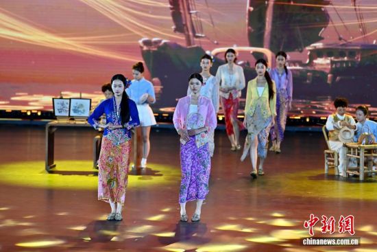 Í¼ÎªÄ£ÌØÏÖ³¡×ßÐ㣬¸ø¹ÛÖÚ´øÀ´Ò»³¡ÊÓ¾õÊ¢Ñç¡£ÖÐÐÂÉç¼ÇÕß Íõ¶«Ã÷ Éã Í¼ÎªÄ£ÌØÏÖ³¡×ßÐ㣬¸ø¹ÛÖÚ´øÀ´Ò»³¡ÊÓ¾õÊ¢Ñç¡£ÖÐÐÂÉç¼ÇÕß Íõ¶«Ã÷ Éã