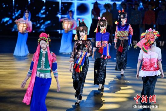 Í¼ÎªÄ£ÌØÏÖ³¡×ßÐ㣬¸ø¹ÛÖÚ´øÀ´Ò»³¡ÊÓ¾õÊ¢Ñç¡£ÖÐÐÂÉç¼ÇÕß Íõ¶«Ã÷ Éã Í¼ÎªÄ£ÌØÏÖ³¡×ßÐ㣬¸ø¹ÛÖÚ´øÀ´Ò»³¡ÊÓ¾õÊ¢Ñç¡£ÖÐÐÂÉç¼ÇÕß Íõ¶«Ã÷ Éã