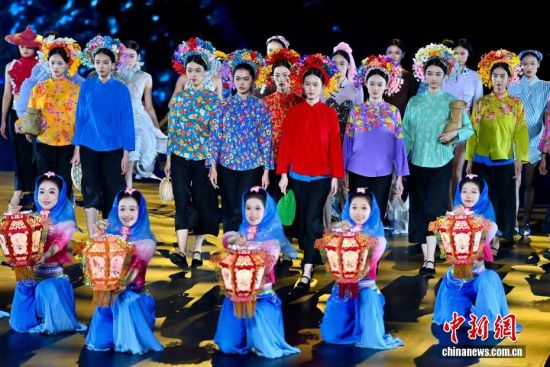 Í¼ÎªÄ£ÌØÏÖ³¡×ßÐ㣬¸ø¹ÛÖÚ´øÀ´Ò»³¡ÊÓ¾õÊ¢Ñç¡£ÖÐÐÂÉç¼ÇÕß Íõ¶«Ã÷ Éã Í¼ÎªÄ£ÌØÏÖ³¡×ßÐ㣬¸ø¹ÛÖÚ´øÀ´Ò»³¡ÊÓ¾õÊ¢Ñç¡£ÖÐÐÂÉç¼ÇÕß Íõ¶«Ã÷ Éã