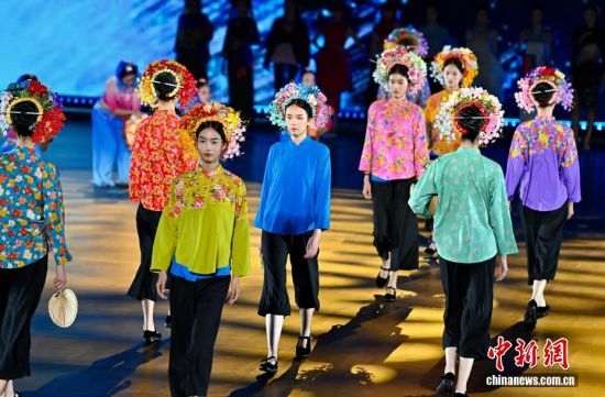 Í¼ÎªÄ£ÌØÏÖ³¡×ßÐ㣬¸ø¹ÛÖÚ´øÀ´Ò»³¡ÊÓ¾õÊ¢Ñç¡£ÖÐÐÂÉç¼ÇÕß Íõ¶«Ã÷ Éã Í¼ÎªÄ£ÌØÏÖ³¡×ßÐ㣬¸ø¹ÛÖÚ´øÀ´Ò»³¡ÊÓ¾õÊ¢Ñç¡£ÖÐÐÂÉç¼ÇÕß Íõ¶«Ã÷ Éã