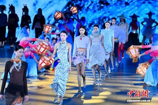 Í¼ÎªÄ£ÌØÏÖ³¡×ßÐ㣬¸ø¹ÛÖÚ´øÀ´Ò»³¡ÊÓ¾õÊ¢Ñç¡£ÖÐÐÂÉç¼ÇÕß Íõ¶«Ã÷ Éã Í¼ÎªÄ£ÌØÏÖ³¡×ßÐ㣬¸ø¹ÛÖÚ´øÀ´Ò»³¡ÊÓ¾õÊ¢Ñç¡£ÖÐÐÂÉç¼ÇÕß Íõ¶«Ã÷ Éã